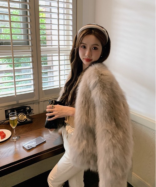 gossip!ロサンゼルス(ゴシップロサンゼルス)の「Vネック 中綿 イミテーションファーコート(テーラードジャケット・レディース・ブラウン/ブラック/ベージュ/オフホワイト・L/M)」の9枚目の写真
