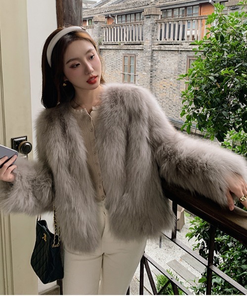 gossip!ロサンゼルス(ゴシップロサンゼルス)の「Vネック 中綿 イミテーションファーコート(テーラードジャケット・レディース・ブラウン/ブラック/ベージュ/オフホワイト・L/M)」の8枚目の写真