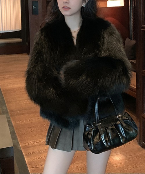 gossip!ロサンゼルス(ゴシップロサンゼルス)の「Vネック 中綿 イミテーションファーコート(テーラードジャケット・レディース・ブラウン/ブラック/ベージュ/オフホワイト・L/M)」の18枚目の写真