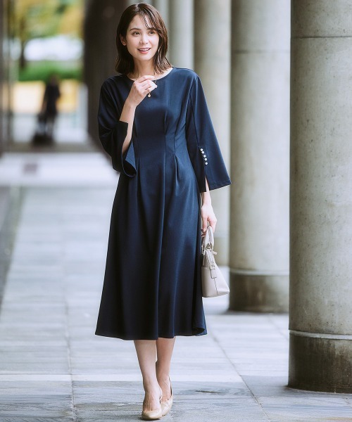 7days Life Styling(セブンデイズライフスタイリング)の「カットソー素材パール調ボタン袖スリットワンピース(ワンピース・レディース・ネイビー/ブラック・3L/LL/L/M/S/4L/5L/6L)」の3枚目の写真