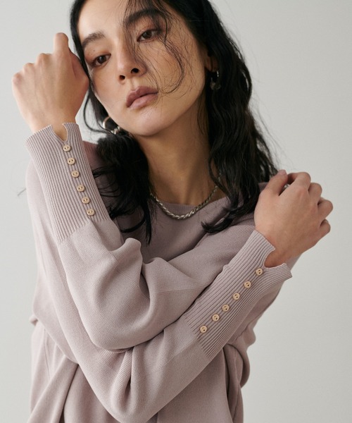 LARUTA（ラルータ）の「【LARUTA】袖口ちび釦シンプルニット（ニット/セーター・レディース・ブラック/グリーン/アイボリー/その他1/グレイッシュベージュ・FREE）」の3枚目の写真