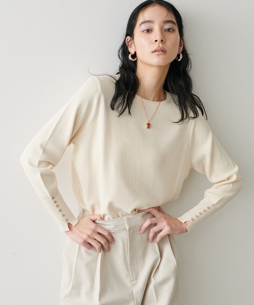 LARUTA（ラルータ）の「【LARUTA】袖口ちび釦シンプルニット（ニット/セーター・レディース・ブラック/グリーン/アイボリー/その他1/グレイッシュベージュ・FREE）」の10枚目の写真