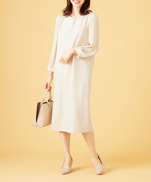 BELLUNA PLUS(ベルーナ)の「<C/S>パール使い袖プリーツワンピース(ワンピース・レディース・アイボリー/ブラック・X-LARGE/LARGE/MEDIUM)」の2枚目の写真