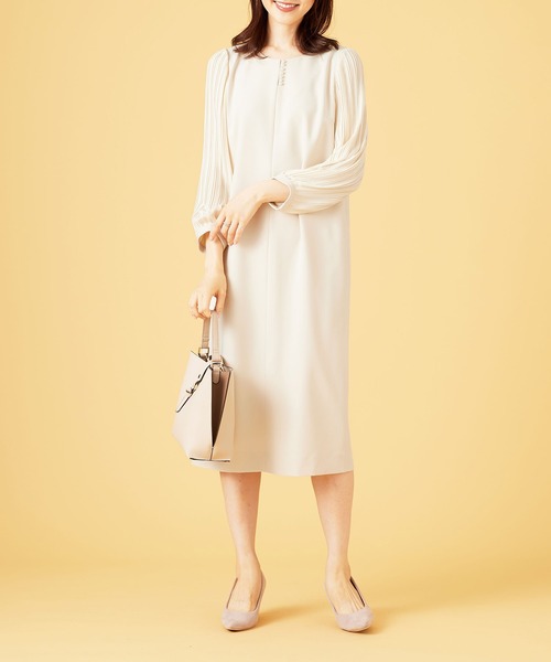 BELLUNA PLUS(ベルーナ)の「<C/S>パール使い袖プリーツワンピース(ワンピース・レディース・アイボリー/ブラック・X-LARGE/LARGE/MEDIUM)」の4枚目の写真