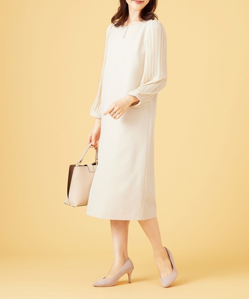 BELLUNA PLUS(ベルーナ)の「<C/S>パール使い袖プリーツワンピース(ワンピース・レディース・アイボリー/ブラック・X-LARGE/LARGE/MEDIUM)」の5枚目の写真