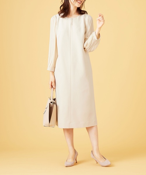BELLUNA PLUS(ベルーナ)の「<C/S>パール使い袖プリーツワンピース(ワンピース・レディース・アイボリー/ブラック・X-LARGE/LARGE/MEDIUM)」の6枚目の写真