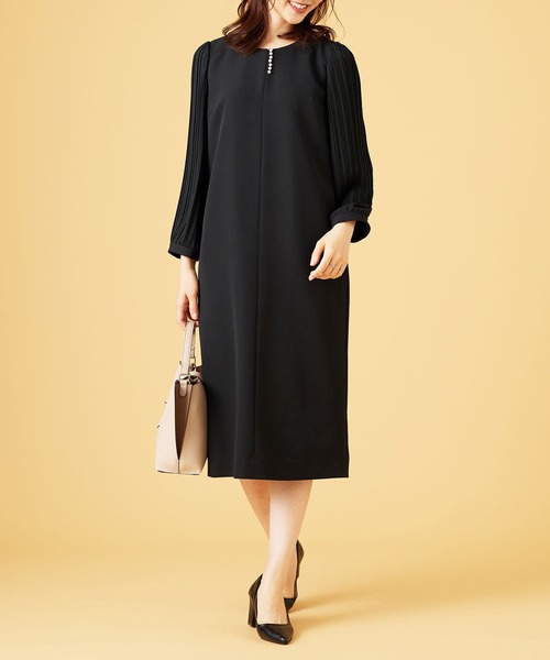 BELLUNA PLUS(ベルーナ)の「<C/S>パール使い袖プリーツワンピース(ワンピース・レディース・アイボリー/ブラック・X-LARGE/LARGE/MEDIUM)」の7枚目の写真