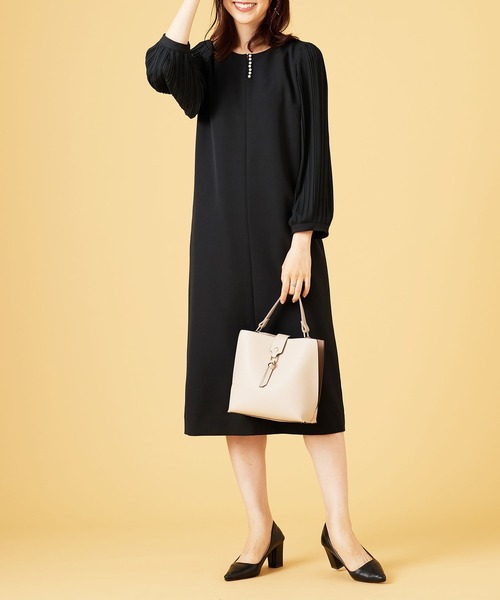 BELLUNA PLUS(ベルーナ)の「<C/S>パール使い袖プリーツワンピース(ワンピース・レディース・アイボリー/ブラック・X-LARGE/LARGE/MEDIUM)」の8枚目の写真