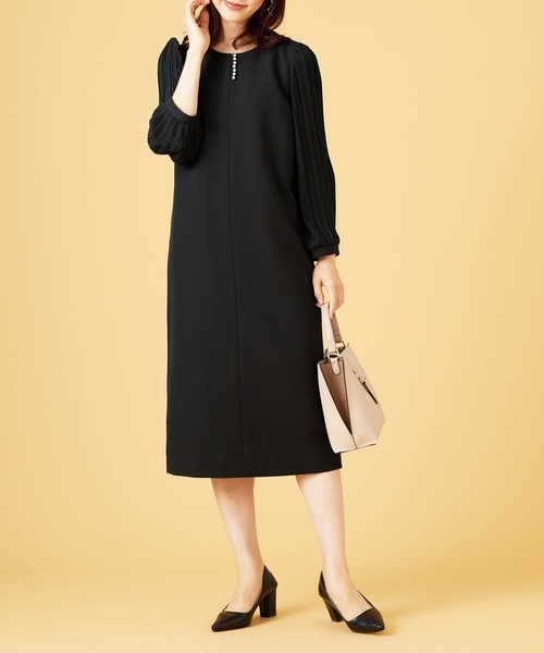 BELLUNA PLUS(ベルーナ)の「<C/S>パール使い袖プリーツワンピース(ワンピース・レディース・アイボリー/ブラック・X-LARGE/LARGE/MEDIUM)」の9枚目の写真