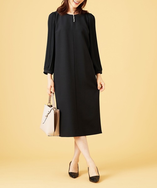 BELLUNA PLUS(ベルーナ)の「<C/S>パール使い袖プリーツワンピース(ワンピース・レディース・アイボリー/ブラック・X-LARGE/LARGE/MEDIUM)」の10枚目の写真