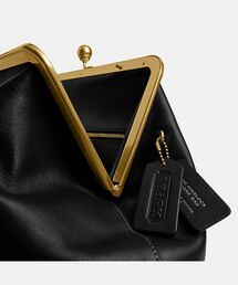 COACH（コーチ）の「ラージ キスロック フレーム バッグ