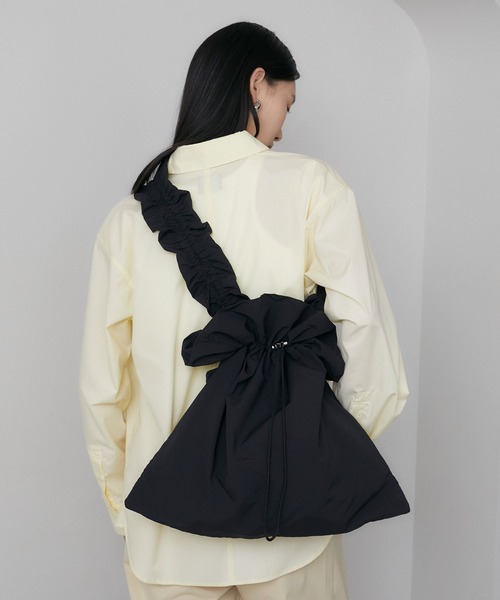 somlu.(ソンムル)の「【somlu.】ギャザービッグ巾着ショルダーバッグ(ショルダーバッグ・レディース・ブラック/アイボリー/ライトブルー/チャコールグレー/レッド・FREE)」の4枚目の写真