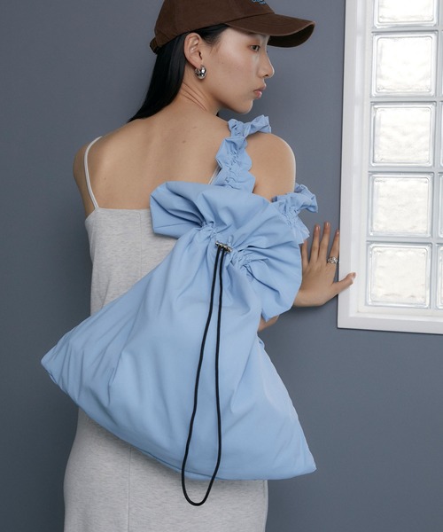 somlu.(ソンムル)の「【somlu.】ギャザービッグ巾着ショルダーバッグ(ショルダーバッグ・レディース・ブラック/アイボリー/ライトブルー/チャコールグレー/レッド・FREE)」の8枚目の写真