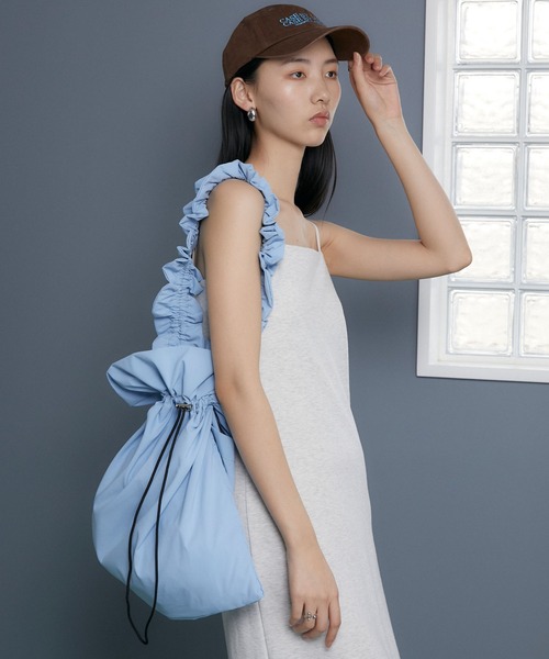 somlu.(ソンムル)の「【somlu.】ギャザービッグ巾着ショルダーバッグ(ショルダーバッグ・レディース・ブラック/アイボリー/ライトブルー/チャコールグレー/レッド・FREE)」の11枚目の写真