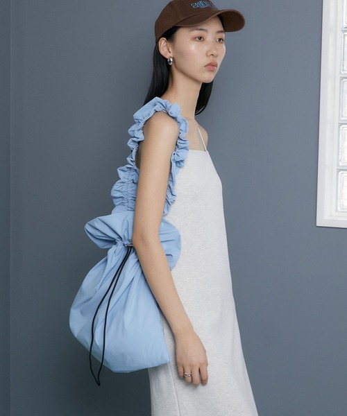 somlu.(ソンムル)の「【somlu.】ギャザービッグ巾着ショルダーバッグ(ショルダーバッグ・レディース・ブラック/アイボリー/ライトブルー/チャコールグレー/レッド・FREE)」の12枚目の写真