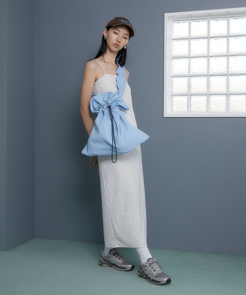 somlu.(ソンムル)の「【somlu.】ギャザービッグ巾着ショルダーバッグ(ショルダーバッグ・レディース・ブラック/アイボリー/ライトブルー/チャコールグレー/レッド・FREE)」の16枚目の写真