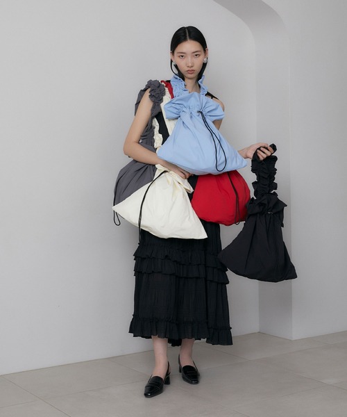 somlu.(ソンムル)の「【somlu.】ギャザービッグ巾着ショルダーバッグ(ショルダーバッグ・レディース・ブラック/アイボリー/ライトブルー/チャコールグレー/レッド・FREE)」の22枚目の写真