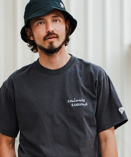 1minute 1second(ワンミニットワンセカンド)の「mt9677-Cursive embroidery aging T-shirt Tシャツ(Tシャツ/カットソー・メンズ・ベージュ×ブラック/ネイビー×ホワイト/ブラック×ホワイト・S/M/L/XL)」の1枚目の写真