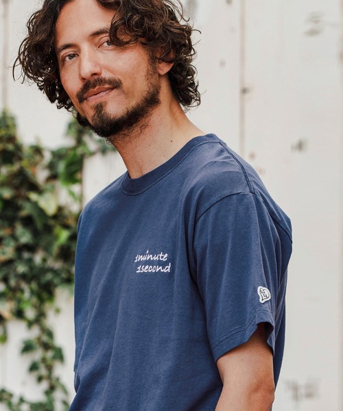 1minute 1second(ワンミニットワンセカンド)の「mt9677-Cursive embroidery aging T-shirt Tシャツ(Tシャツ/カットソー・メンズ・ベージュ×ブラック/ネイビー×ホワイト/ブラック×ホワイト・S/M/L/XL)」の3枚目の写真