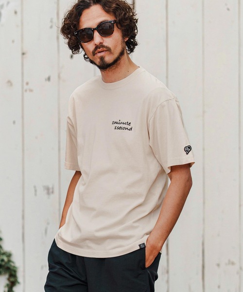 1minute 1second(ワンミニットワンセカンド)の「mt9677-Cursive embroidery aging T-shirt Tシャツ(Tシャツ/カットソー・メンズ・ベージュ×ブラック/ネイビー×ホワイト/ブラック×ホワイト・S/M/L/XL)」の2枚目の写真