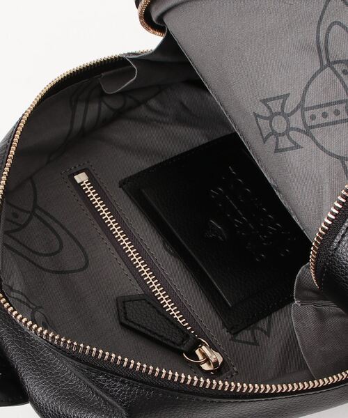 Vivienne Westwood(ヴィヴィアンウエストウッド)の「EXECUTIVE LEATHER DAYPACK(バックパック/リュック・メンズ・ブラック・FREE)」の5枚目の写真