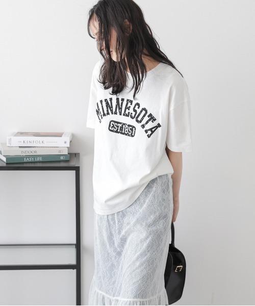 AMELY(エミリー)の「カレッジロゴ オーバーサイズTシャツ(Tシャツ/カットソー・レディース・ホワイト/ブラック・フリー)」の13枚目の写真
