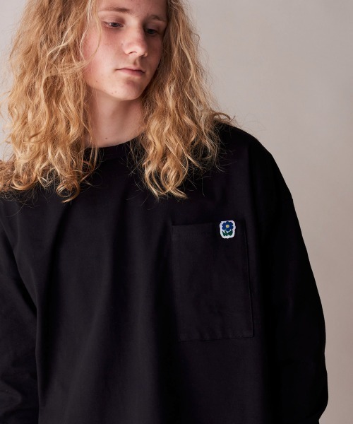 rehacer(レアセル)の「rehacer : Hemline One Flower L/S / ヘムラインワンフラワーポケットロングスリーブカットソー(Tシャツ/カットソー・メンズ・ブラック/グレー/ホワイト・MEDIUM/LARGE/X-LARGE/SMALL)」の2枚目の写真