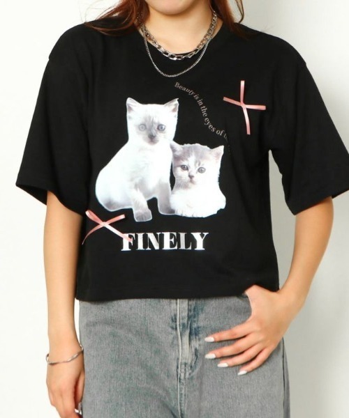 GORGE(ゴージ)の「《立体リボン×猫プリント》レディース 半袖Tシャツ クロップド丈 映えカジュアル 春夏秋(Tシャツ/カットソー・レディース・オフホワイト/ブラック/ブルー・F)」の1枚目の写真