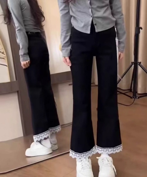 FREE STYLISTS(フリー スタイリスト)の「裾レースフレアデニムパンツ(デニムパンツ・レディース・ブラック/ライトブルー・S/L/XL/2XL/3XL/4XL/M/XS)」の1枚目の写真