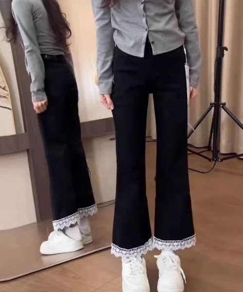 FREE STYLISTS(フリー スタイリスト)の「裾レースフレアデニムパンツ(デニムパンツ・レディース・ブラック/ライトブルー・S/L/XL/2XL/3XL/4XL/M/XS)」の3枚目の写真