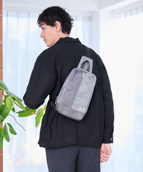 Arnold Palmer（アーノルドパーマー）の「メランジ×フェイクレザー パネル ボディバッグ（ボディバッグ/ウエストポーチ・メンズ・ネイビー/ブラック/チャコールグレー・F）」の2枚目の写真