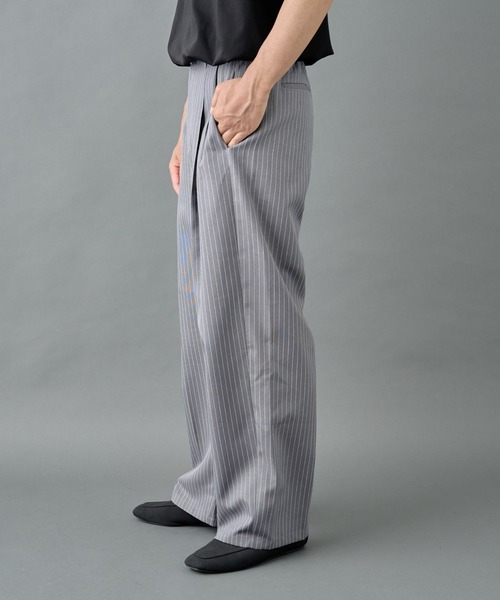 COLONY 2139（コロニートゥーワンスリーナイン）の「ピンストライプ2タックワイドパンツ（スラックス・メンズ・ブラック/グレー・LARGE/MEDIUM）」の4枚目の写真