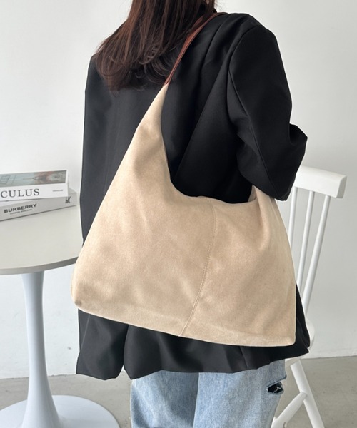 CLEA（クレア）の「【A4サイズ対応】フェイクスエードショルダーバッグ（ショルダーバッグ・レディース・ブラック/ライトベージュ/カーキ/ブラウン/キャメル・FREE）」の22枚目の写真