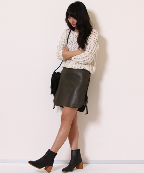 AMERICAN RAG CIE（アメリカンラグシー）の「AMERICAN RAG CIEフェイクレザーレースアップスカート/210-AMR-dms-L161-SK046（スカート・レディース・ブラック/カーキ・0/1）」の3枚目の写真