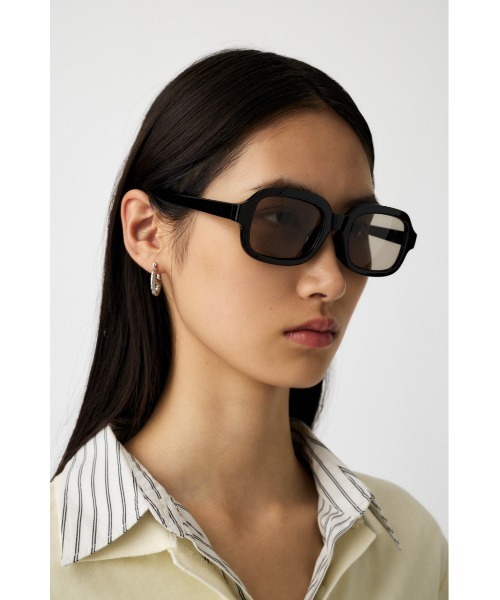 MOUSSY(マウジー)の「VINTAGE LIKE SQUARE アイウェア(サングラス・レディース・ブラック/ブラウン・FREE)」の2枚目の写真