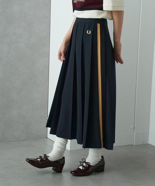 FRED PERRY（フレッドペリー）の「【FRED PERRY】TAPE DETAIL PLEATED MIDI SKIRT E2107（スカート・レディース・ブラック・FREE）」の2枚目の写真