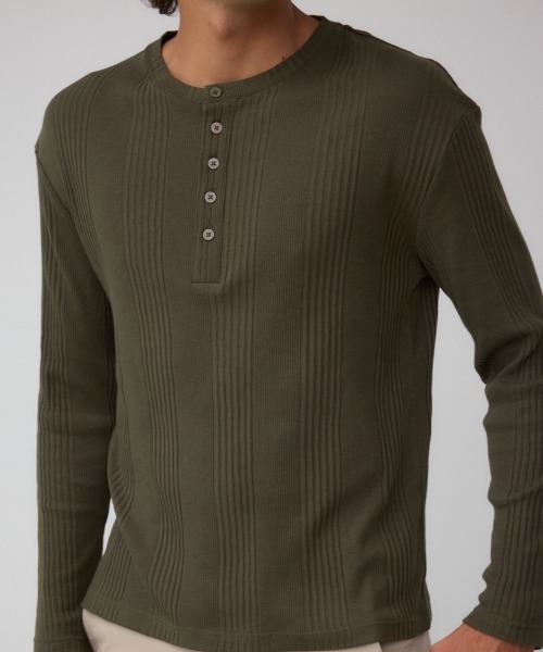 AZUL by moussy(アズールバイマウジー)の「ランダムリブヘンリーネックTシャツ(Tシャツ/カットソー・メンズ・ダークカーキ/ダークグレー/アイボリー・MEDIUM/LARGE)」の3枚目の写真