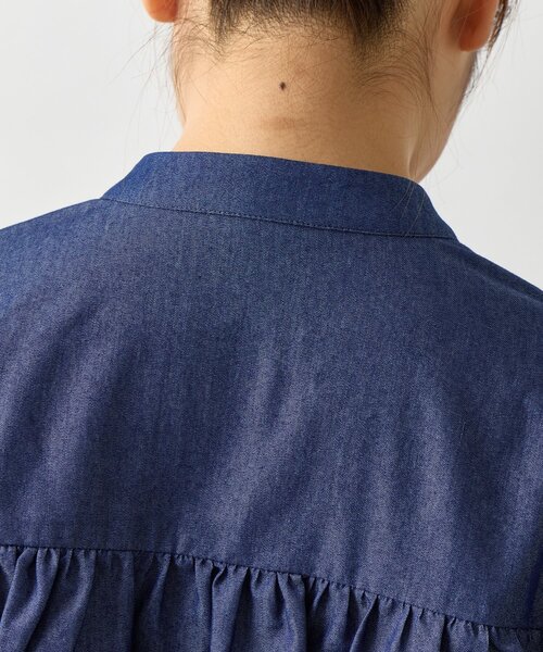 un dix cors（アンディコール）の「《主役級アイテム◎》シャーリングデニムブラウス（シャツ/ブラウス・レディース・サックスブルー/インディゴブルー・FREE）」の16枚目の写真