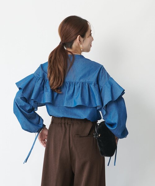 un dix cors（アンディコール）の「《主役級アイテム◎》シャーリングデニムブラウス（シャツ/ブラウス・レディース・サックスブルー/インディゴブルー・FREE）」の3枚目の写真