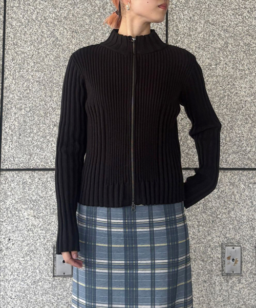 Oriens JOURNAL STANDARD（オリエンス ジャーナルスタンダード）の「フロントジップリブニット（ニット/セーター・レディース・ブラック/パープル/イエロー・FREE）」の6枚目の写真