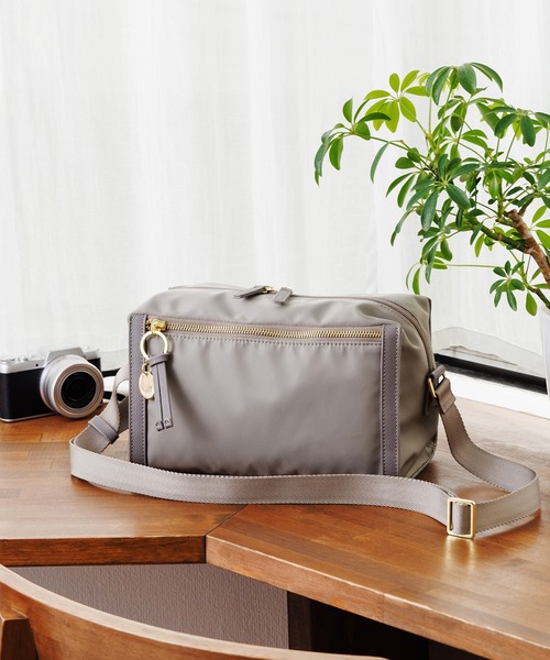 ace.（エース）の「【HAyUコラボ】 ショルダーバッグ ユッカ 17832（ショルダーバッグ・レディース・ブラック/グレイッシュベージュ/チャコール・FREE）」の3枚目の写真