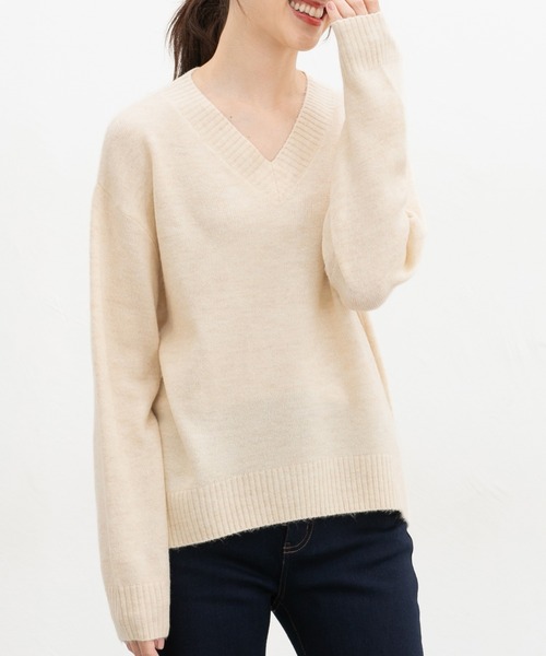 Honeys（ハニーズ）の「【軽ふわっニット】Ｖネックニット（ニット/セーター・レディース・レッド系/ブラック/パープル系/ヘザーチャコール/ブラウン系/サックスブルー系/オートミール・S/M/LL/L）」の5枚目の写真