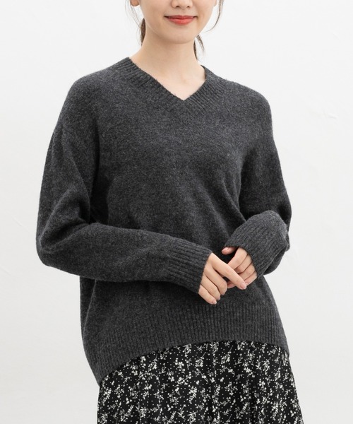 Honeys（ハニーズ）の「【軽ふわっニット】Ｖネックニット（ニット/セーター・レディース・レッド系/ブラック/パープル系/ヘザーチャコール/ブラウン系/サックスブルー系/オートミール・S/M/LL/L）」の3枚目の写真