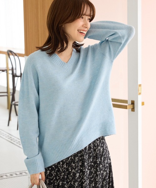 Honeys（ハニーズ）の「【軽ふわっニット】Ｖネックニット（ニット/セーター・レディース・レッド系/ブラック/パープル系/ヘザーチャコール/ブラウン系/サックスブルー系/オートミール・S/M/LL/L）」の22枚目の写真