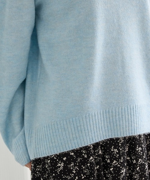 Honeys（ハニーズ）の「【軽ふわっニット】Ｖネックニット（ニット/セーター・レディース・レッド系/ブラック/パープル系/ヘザーチャコール/ブラウン系/サックスブルー系/オートミール・S/M/LL/L）」の15枚目の写真