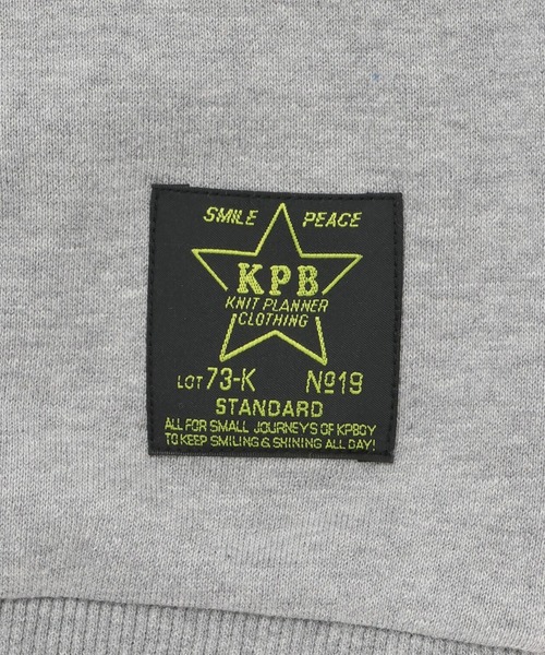 KP BOY（ケーピーボーイ）の「グラフィティ刺シュウ トレーナー（スウェット・キッズ・グレー系その他/ブルー・110cm/120cm/130cm/140cm/150cm/160cm）」の9枚目の写真