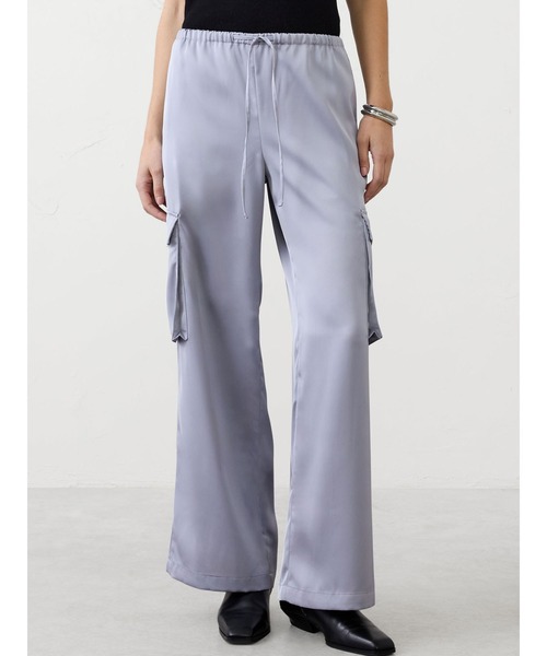 BANANA REPUBLIC FACTORY STORE(バナナリパブリック ファクトリーストア)の「BANANA REPUBLIC FACTORY STORE ワイドレッグ ミッドライズ サテン プルオンカーゴパンツ(カーゴパンツ・レディース・ネイビー/ベージュ/グレー・L/M/S/XS)」の1枚目の写真