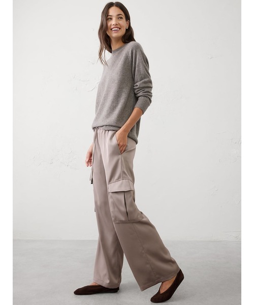 BANANA REPUBLIC FACTORY STORE(バナナリパブリック ファクトリーストア)の「BANANA REPUBLIC FACTORY STORE ワイドレッグ ミッドライズ サテン プルオンカーゴパンツ(カーゴパンツ・レディース・ネイビー/ベージュ/グレー・L/M/S/XS)」の5枚目の写真
