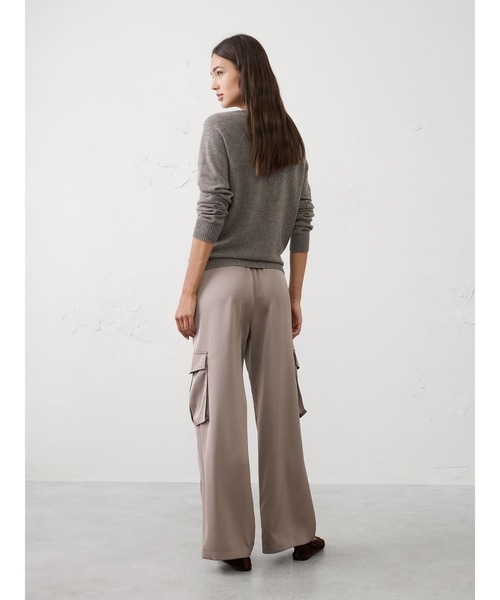 BANANA REPUBLIC FACTORY STORE(バナナリパブリック ファクトリーストア)の「BANANA REPUBLIC FACTORY STORE ワイドレッグ ミッドライズ サテン プルオンカーゴパンツ(カーゴパンツ・レディース・ネイビー/ベージュ/グレー・L/M/S/XS)」の6枚目の写真