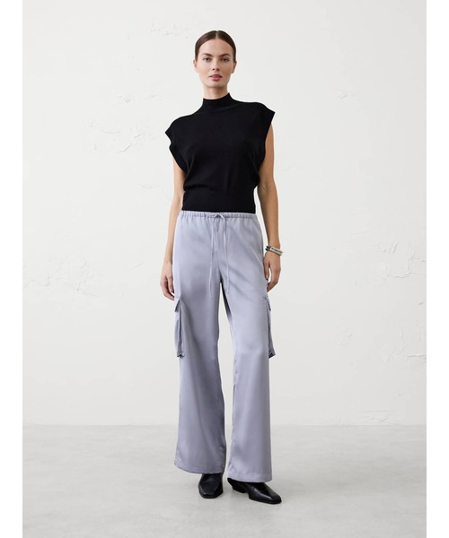 BANANA REPUBLIC FACTORY STORE(バナナリパブリック ファクトリーストア)の「BANANA REPUBLIC FACTORY STORE ワイドレッグ ミッドライズ サテン プルオンカーゴパンツ(カーゴパンツ・レディース・ネイビー/ベージュ/グレー・L/M/S/XS)」の8枚目の写真